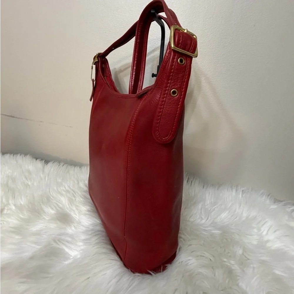 Rare Vintage Coach Vibrant Red Leather Shoulder Bag. #9060